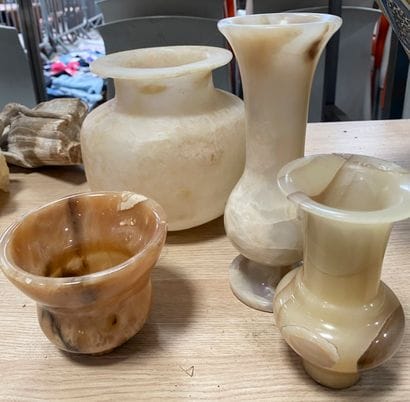Lot comprenant quatre vases en albatre, un...