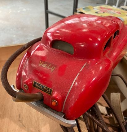 Voiture miniature éléctrique rouge avec transformateur...