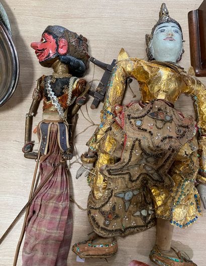 Lot comprenant : 

- Une marionnette indonésienne...