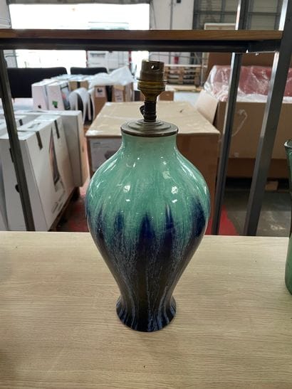 Lot comprenant une lampe en créamique émaillée...