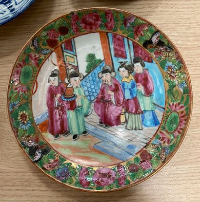 Lot comprenant 

- une boite en porcelaine...