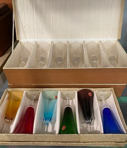 LALIQUE,

12 coupes à champagne modèle 