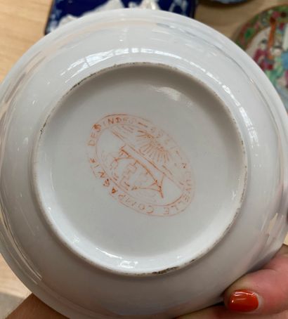 Lot comprenant 

- une boite en porcelaine...
