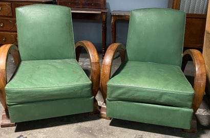 Paire de fauteuils en bois vernis, garniture...