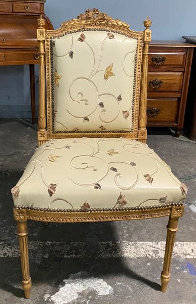 Lot comprenant :

- une chaise en bois doré...