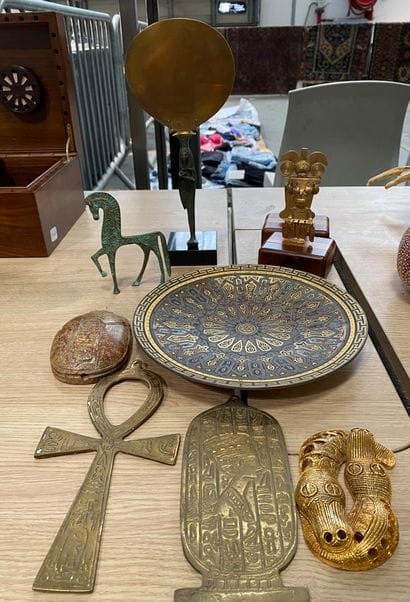 Lot comprenant une croix ankh en laiton,...
