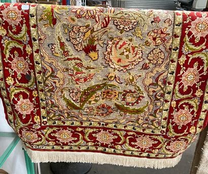 Petit tapis Hereke en soie à décor de fils...