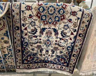 Lot de trois tapis : 

- tapis en laine mécanique

-...