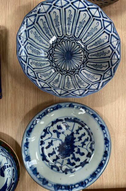 Lot comprenant 

- une boite en porcelaine...