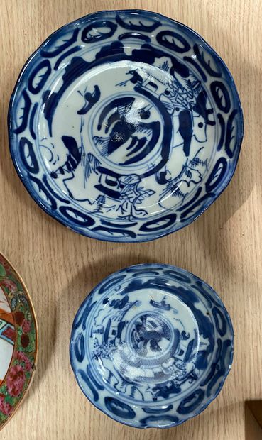 Lot comprenant 

- une boite en porcelaine...