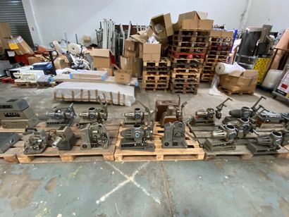 
Lot comprenant 7 amplificateurs, 19 projecteurs pour...