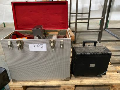 
Lot comprenant un projecteur Eiki, une caisse...