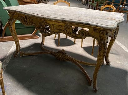 Importante table toute face en bois laqué...