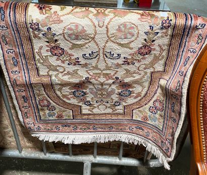 Lot de quatre tapis : 

- Pakistan, tapis...