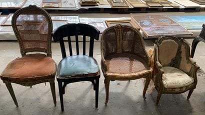 Lot comprenant : 

- une chaise en bois sculpté...