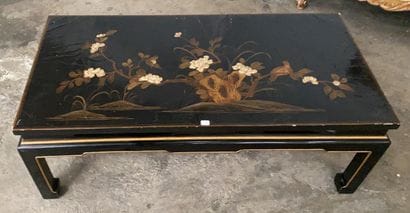 Table basse de style chinoise à décor laqué...