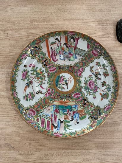 Lot de deux assiettes en porcelaine de Chine,...