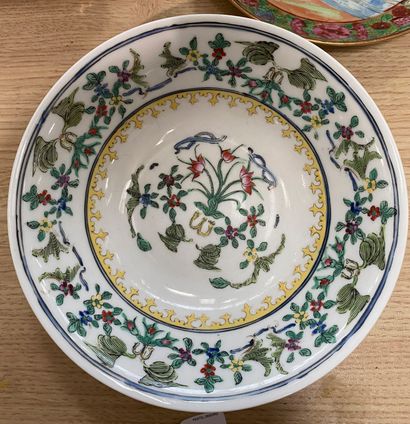 Lot comprenant 

- une boite en porcelaine...
