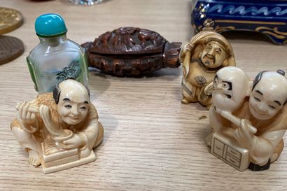 Lot comprenant trois netsukés en os sculpté,...