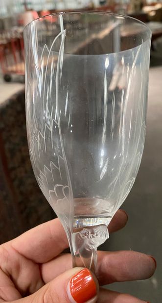 LALIQUE,

12 coupes à champagne modèle 