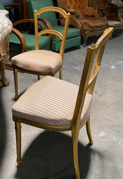 Lot comprenant :

- une chaise en bois doré...