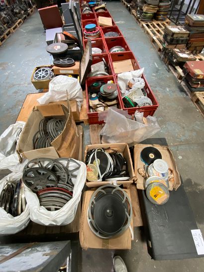 
important lot de bobines de films, machines...