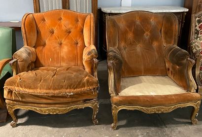 Paire de bergères à oreilles en bois doré...