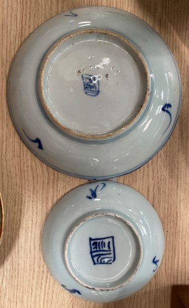 Lot comprenant 

- une boite en porcelaine...