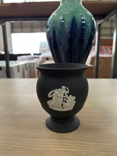 Lot comprenant une lampe en créamique émaillée...