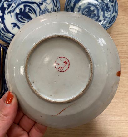 Lot comprenant 

- une boite en porcelaine...