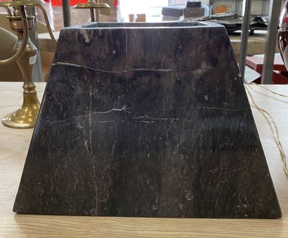 Vase pyramidale en marbre gris

20 x 30 x...