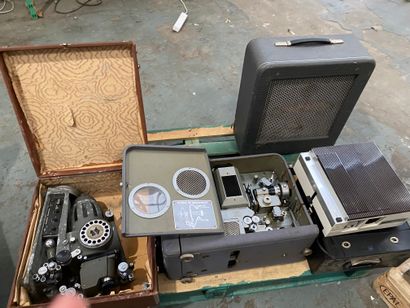 
Lot comprenant 7 amplificateurs, 19 projecteurs pour...