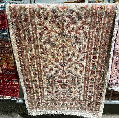 Lot de quatre tapis : 

- Pakistan, tapis...