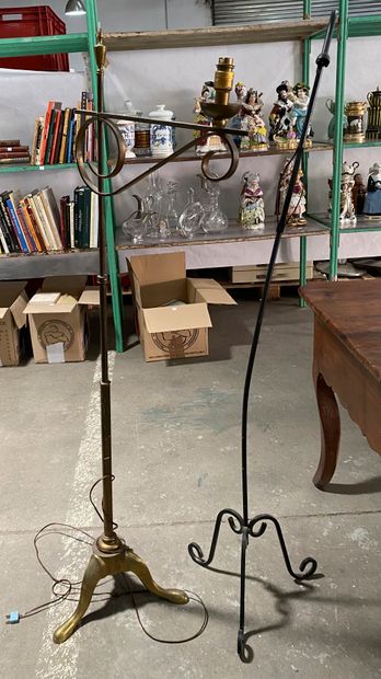 Lot de deux lampes, l'une en métal noir et...