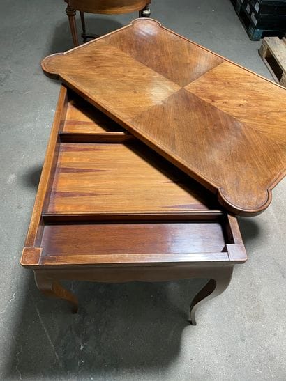 Table à jeu en bois de placage marqueté,...