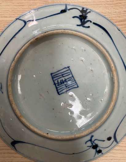 Lot comprenant 

- une boite en porcelaine...