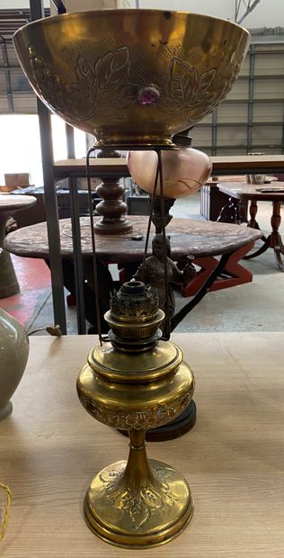 Lot comprenant : 

- lampe à huile en laiton...