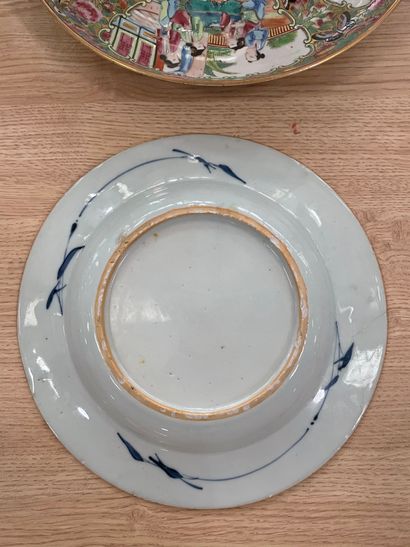 Lot de deux assiettes en porcelaine de Chine,...