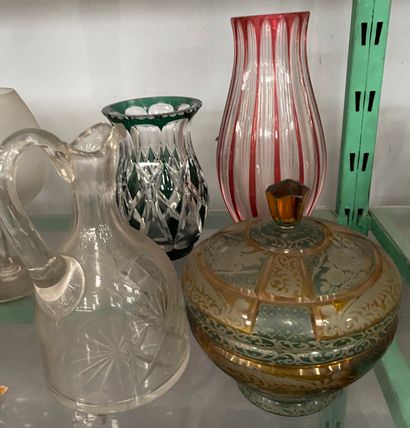 Lot comprenant : 

- deux vases en cristal...