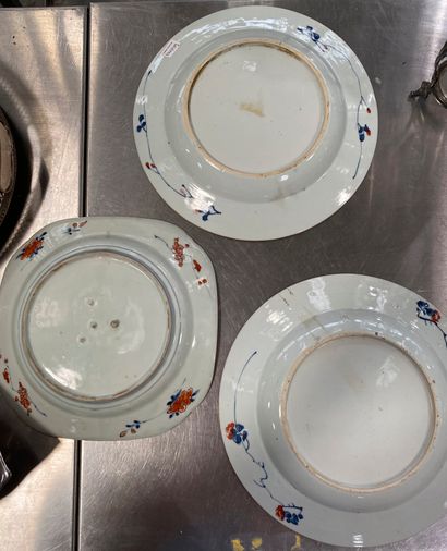 Lot de trois assiettes en porcelaine Imari

D....