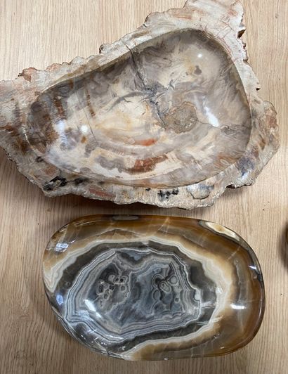 Lot comprenant quatre vases en albatre, un...
