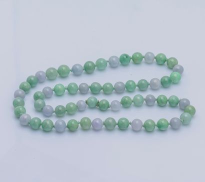 Collier formé d’une alternance de perles...