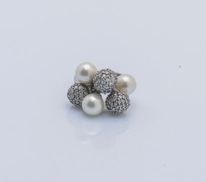Bague en argent (825 ‰) ornée de trois perles...