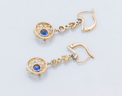 Paire de pendants d’oreilles en or jaune...