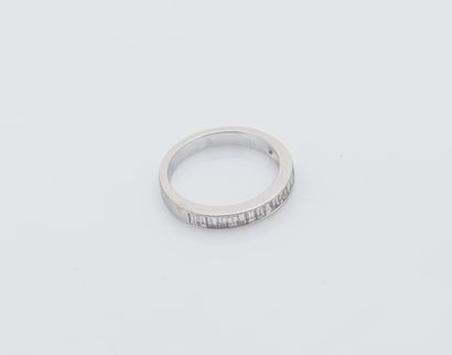 Demi-alliance en or gris 18 carats (750 ‰)...