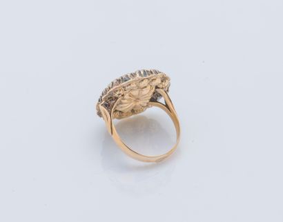 Bague fleur en or jaune 18 carats (750 ‰)...