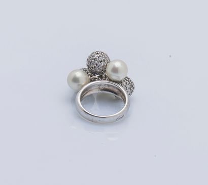 Bague en argent (825 ‰) ornée de trois perles...