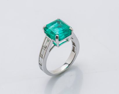 Bague en or gris 18 carats (750 ‰) ornée...