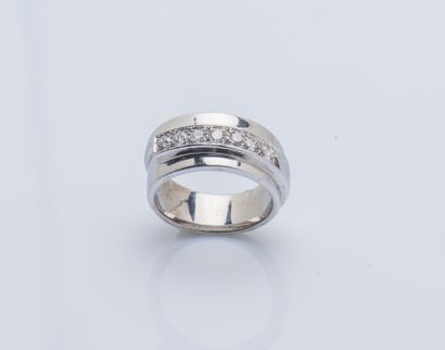 Bague bandeau en or gris 18 carats (750 ‰)...