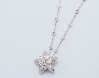 Collier en or gris 18 carats (750 ‰) composé...